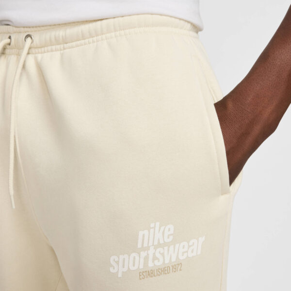 NIKE M NK CLUB BB CF PANT NSW GFX LT KHAKI/LT KHAKI/SAIL – Bild 3