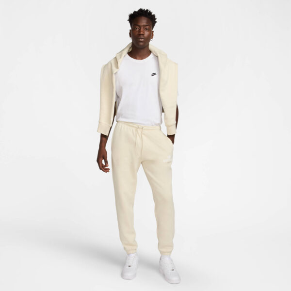 NIKE M NK CLUB BB CF PANT NSW GFX LT KHAKI/LT KHAKI/SAIL – Bild 5