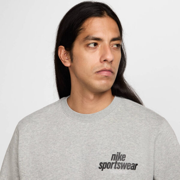 NIKE M NK CLUB BB CREW NSW GFX DK GREY HEATHER/BLACK – Bild 3