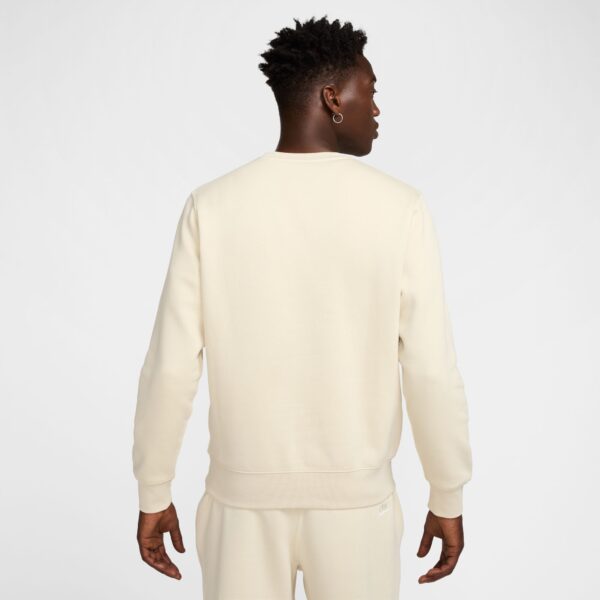 NIKE M NK CLUB BB CREW NSW GFX LT KHAKI/SAIL – Bild 2