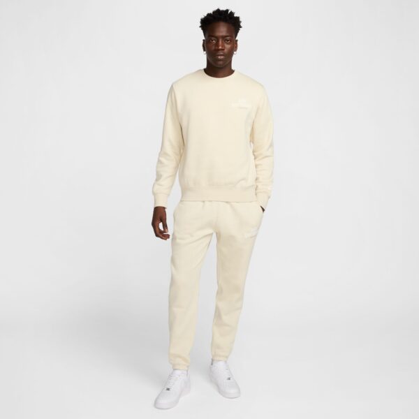 NIKE M NK CLUB BB CREW NSW GFX LT KHAKI/SAIL – Bild 3