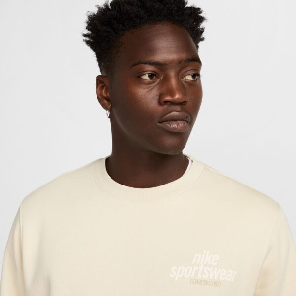 NIKE M NK CLUB BB CREW NSW GFX LT KHAKI/SAIL – Bild 5
