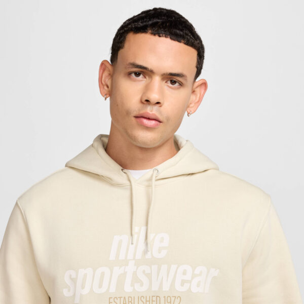NIKE M NK CLUB BB PO HDY NSW GFX LT KHAKI/LT KHAKI/SAIL – Bild 3