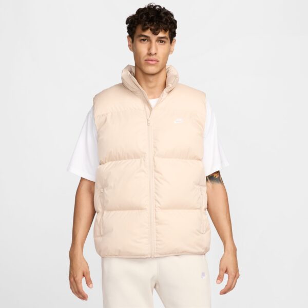 NIKE M NK CLUB PUFFER VEST SANDDRIFT/WHITE