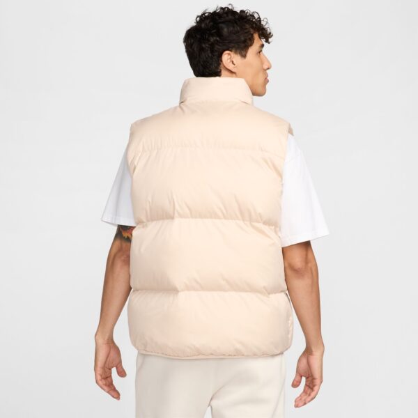 NIKE M NK CLUB PUFFER VEST SANDDRIFT/WHITE – Bild 2