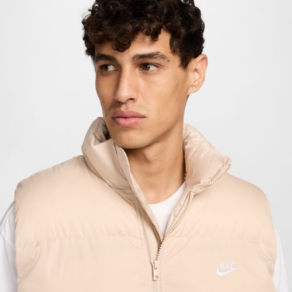 NIKE M NK CLUB PUFFER VEST SANDDRIFT/WHITE – Bild 3