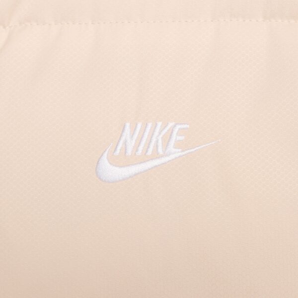 NIKE M NK CLUB PUFFER VEST SANDDRIFT/WHITE – Bild 4