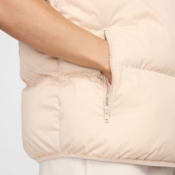 NIKE M NK CLUB PUFFER VEST SANDDRIFT/WHITE – Bild 5