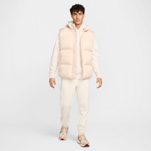 NIKE M NK CLUB PUFFER VEST SANDDRIFT/WHITE – Bild 6