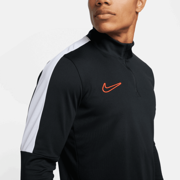 NIKE M NK DF ACD23 DRIL TOP BR BLACK/WHITE/BRIGHT CRIMSON – Bild 4