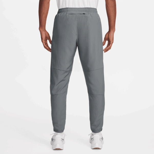 NIKE M NK DF CHALLENGR WVN PANT SMOKE GREY/BLACK/REFLECTIVE SI – Bild 2