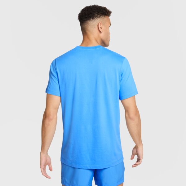 NIKE M NK DF TEE BRAND READ UNIVERSITY BLUE – Bild 2