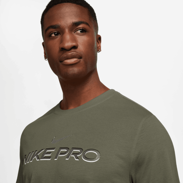 NIKE M NK DF TEE DB NIKE PRO MEDIUM OLIVE – Bild 3