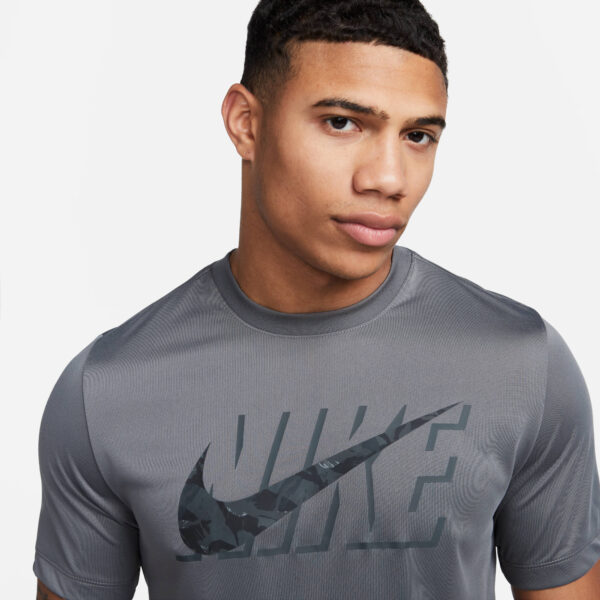 NIKE M NK DF TEE RLGD CAMO IRON GREY – Bild 3