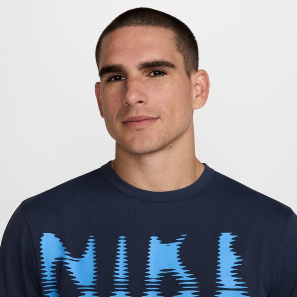 NIKE M NK DF UV HYVERSE SS SWOOSH THUNDER BLUE/BLACK – Bild 3