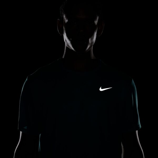 NIKE M NK DF UV MILER SS DUSTY CACTUS/REFLECTIVE SILV – Bild 6