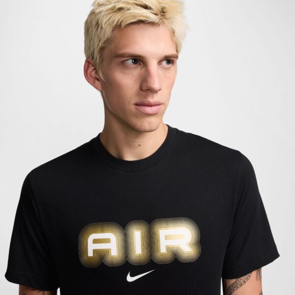 NIKE M NSW SW AIR GRAPHIC TEE BLACK/METALLIC GOLD – Bild 3