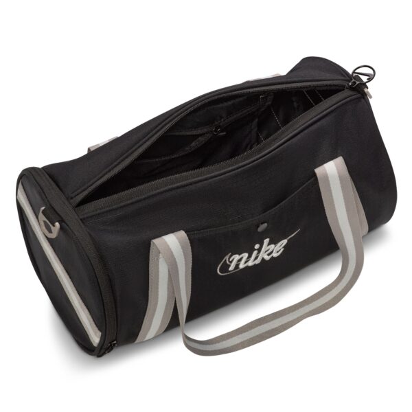 NIKE NK HERITAGE DUFF - RETRO BLACK/COLLEGE GREY/SUMMIT WHIT – Bild 4