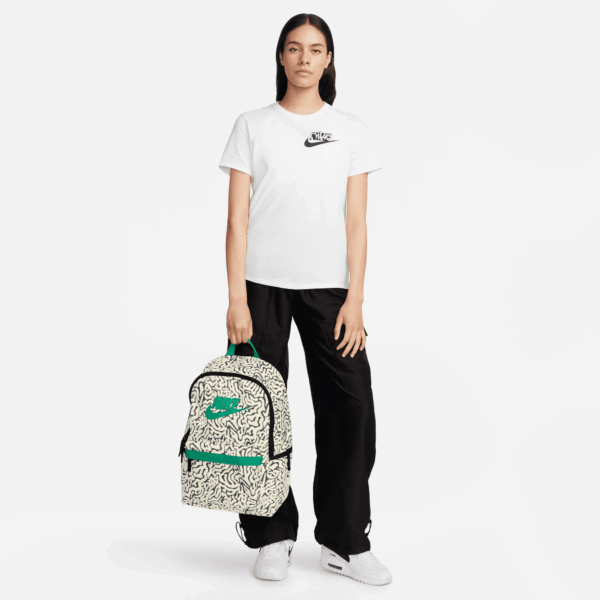 NIKE NK HERITGE BKPK- HMN CRFT BLACK/COCONUT MILK/STADIUM GRE – Bild 10