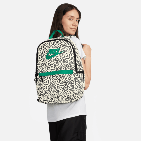 NIKE NK HERITGE BKPK- HMN CRFT BLACK/COCONUT MILK/STADIUM GRE – Bild 9