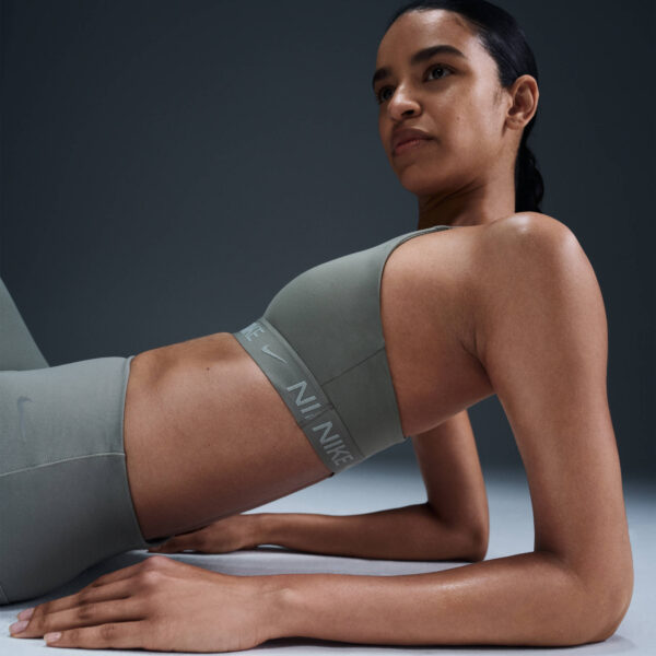 NIKE W NK DF INDY LGT SPT BRA LIGHT ARMY – Bild 5