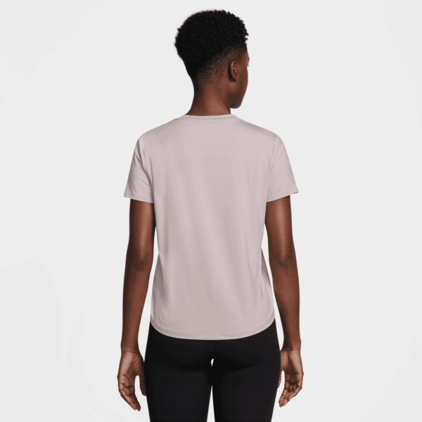 NIKE W NK ONE CLASSIC DF SS TOP PLATINUM VIOLET/BLACK – Bild 2