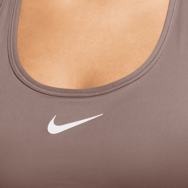 NIKE W NK SWSH MED SPT BRA SMOKEY MAUVE/WHITE – Bild 3
