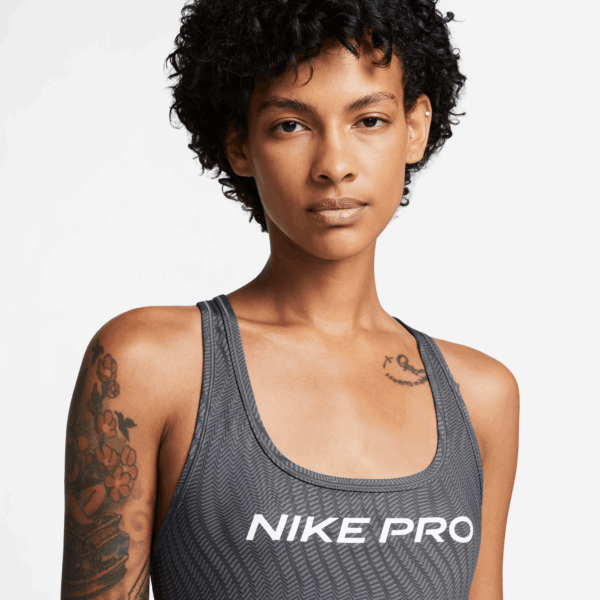 NIKE W NP SWSH LGT SPT AOP BRA ANTHRACITE/WHITE – Bild 3