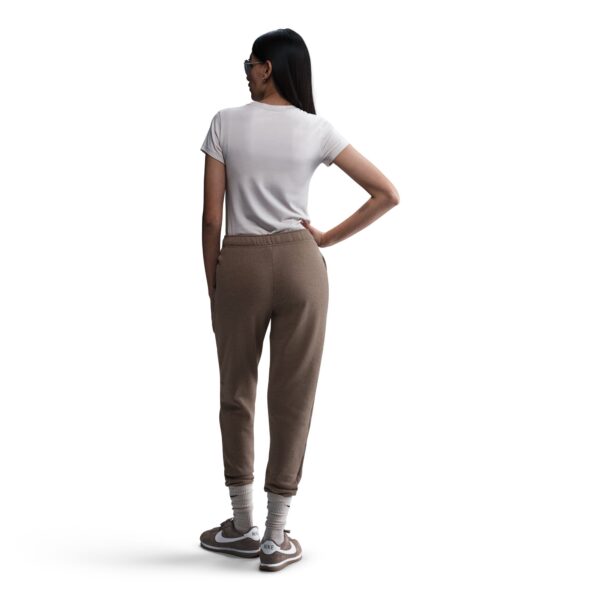 NIKE W NSW CLUB FLC MR GFX STD PANT MINK BROWN/HTR – Bild 2