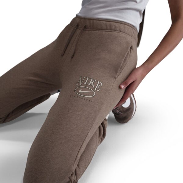 NIKE W NSW CLUB FLC MR GFX STD PANT MINK BROWN/HTR – Bild 3