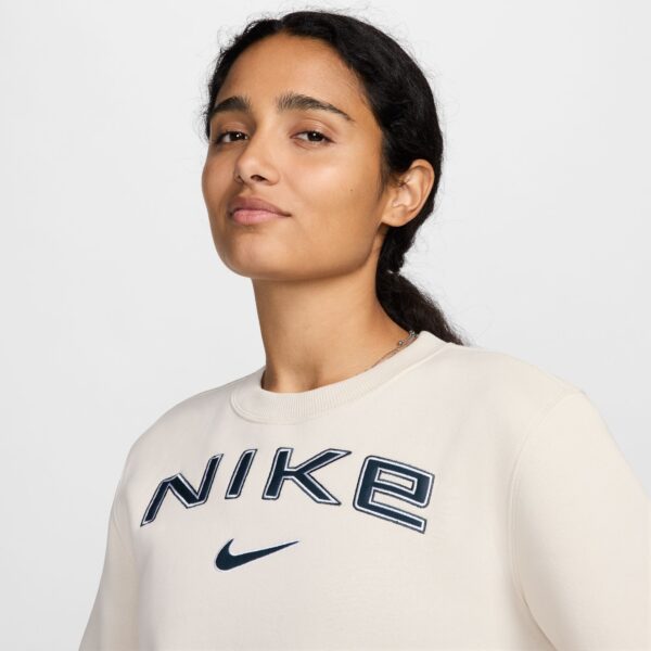 NIKE W NSW PHNX FLC STD LOGO CREW LT OREWOOD BRN/WHITE/ARMORY NA – Bild 3