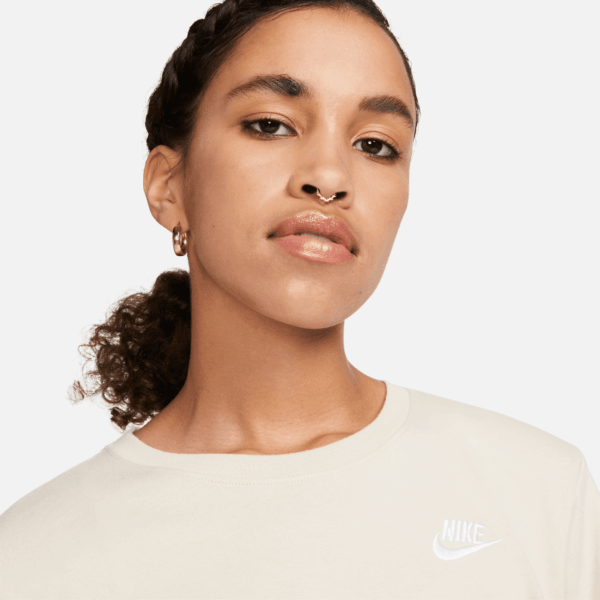 NIKE W NSW TEE CLUB SANDDRIFT/WHITE – Bild 2