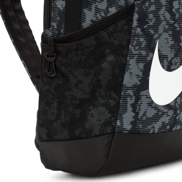 NIKE Y NK BRSLA BKPK - CAT AOP FA24 BLACK/BLACK/WHITE – Bild 6