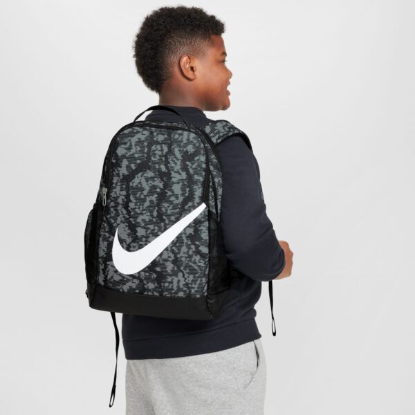 NIKE Y NK BRSLA BKPK - CAT AOP FA24 BLACK/BLACK/WHITE – Bild 9