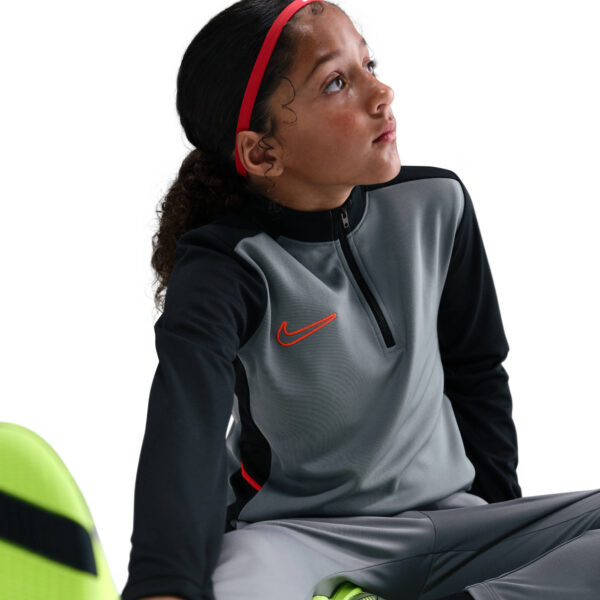 NIKE K NK DF ACD25 DRIL TOP -PD COOL GREY/BLACK/BRIGHT CRIMSON – Bild 4