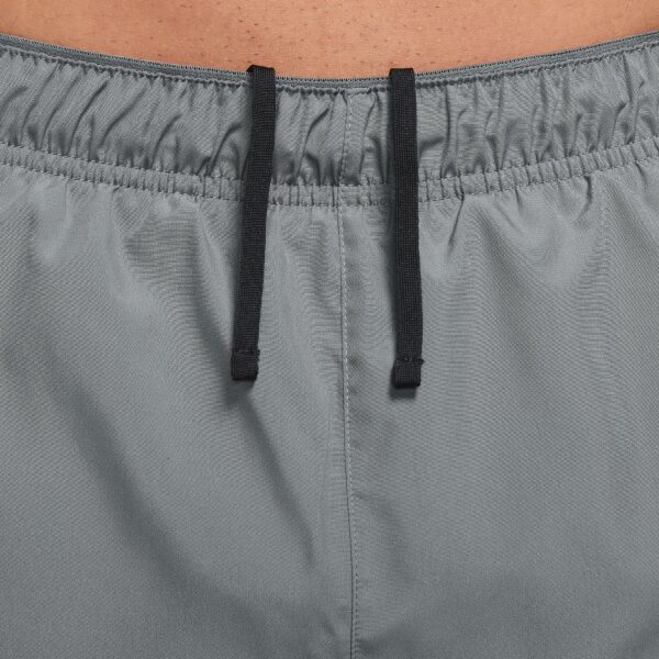 NIKE M NK DF CHALLENGER 7BF SHORT SMOKE GREY/SMOKE GREY/REFLECTI – Bild 4