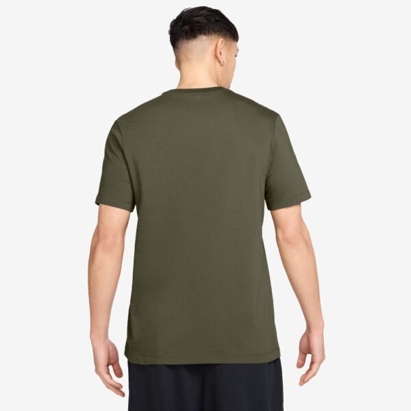 NIKE M NSW CLUB TEE MEDIUM OLIVE/PARACHUTE BEIGE – Bild 2